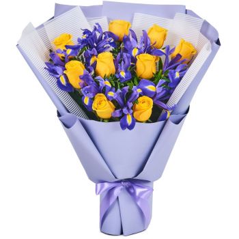 Авторский букет с желтыми розами и синими ирисами